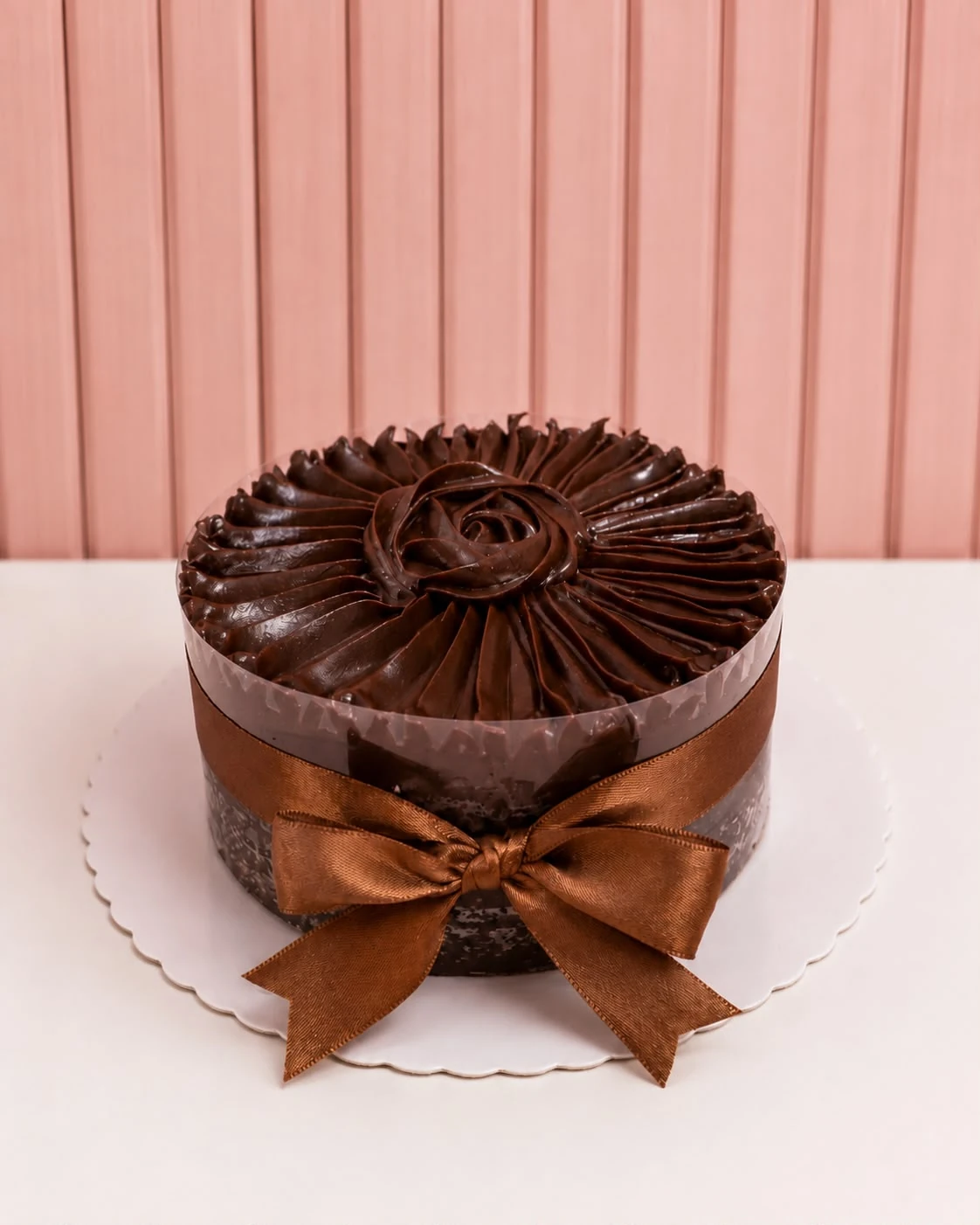 Bolo Fascinante de brigadeiro gourmet da Mello's com cobertura de chocolate