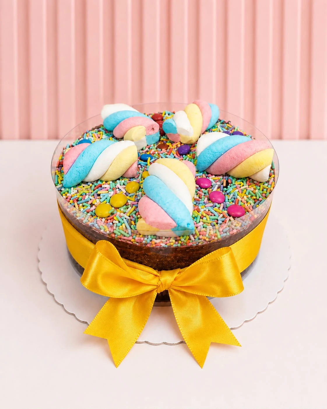 Bolo Fascinante Criança Feliz da Mello's decorado com marshmallow e confete