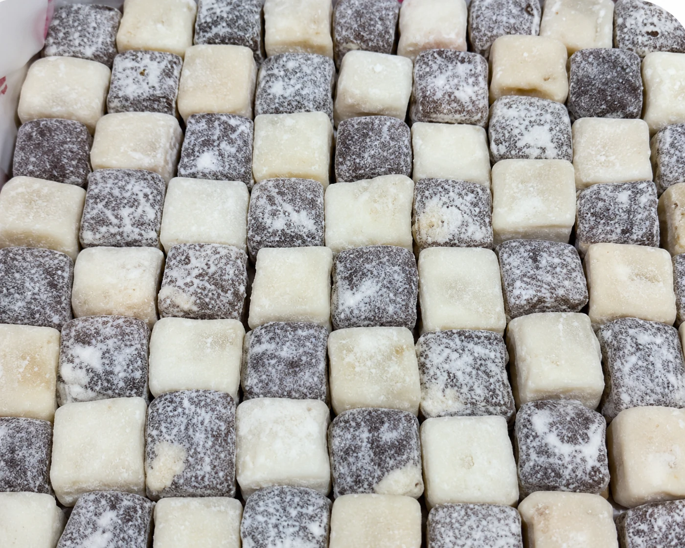 Palha italiana e brownies cortados em quadrados da Mello's