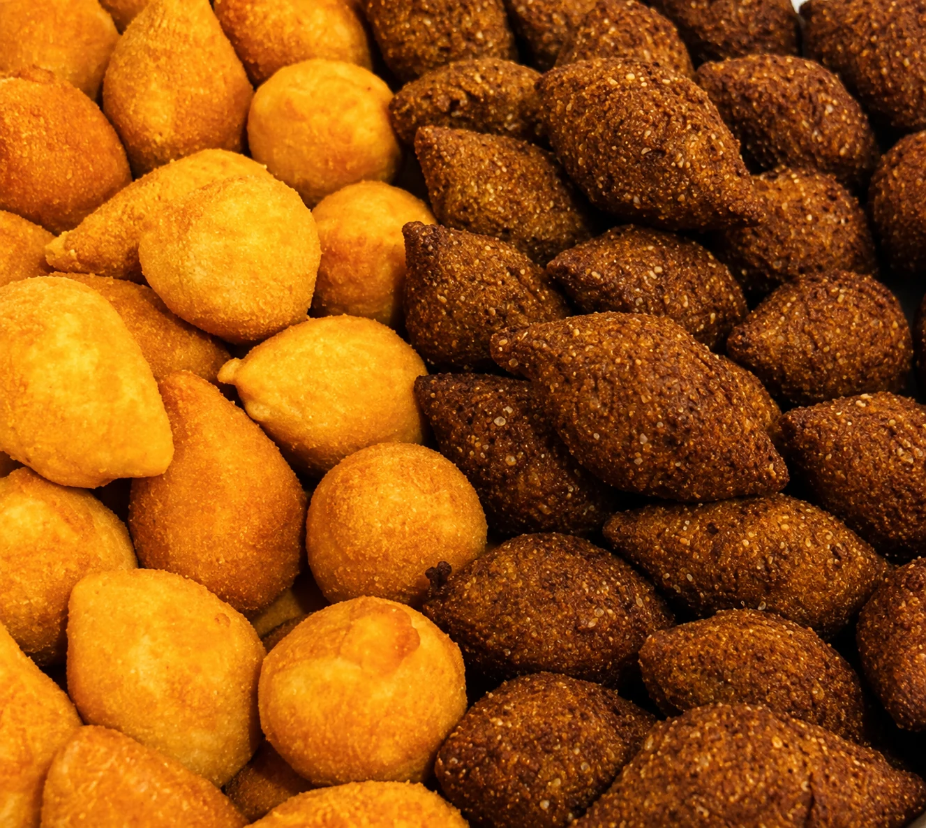Caixa de salgadinhos fritos variados da Mello's — coxinha, kibe e bolinha de queijo